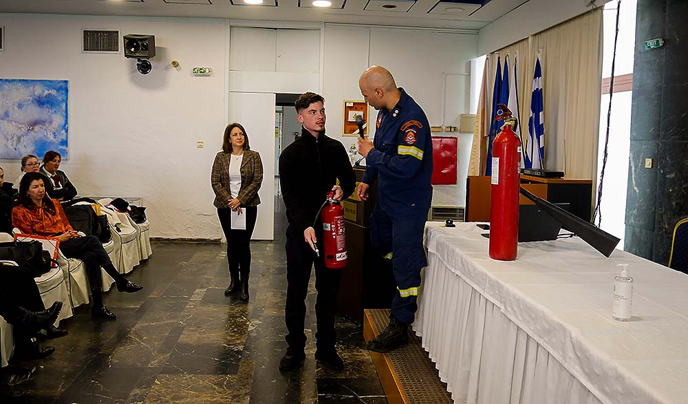 P1190962pyr.jpg