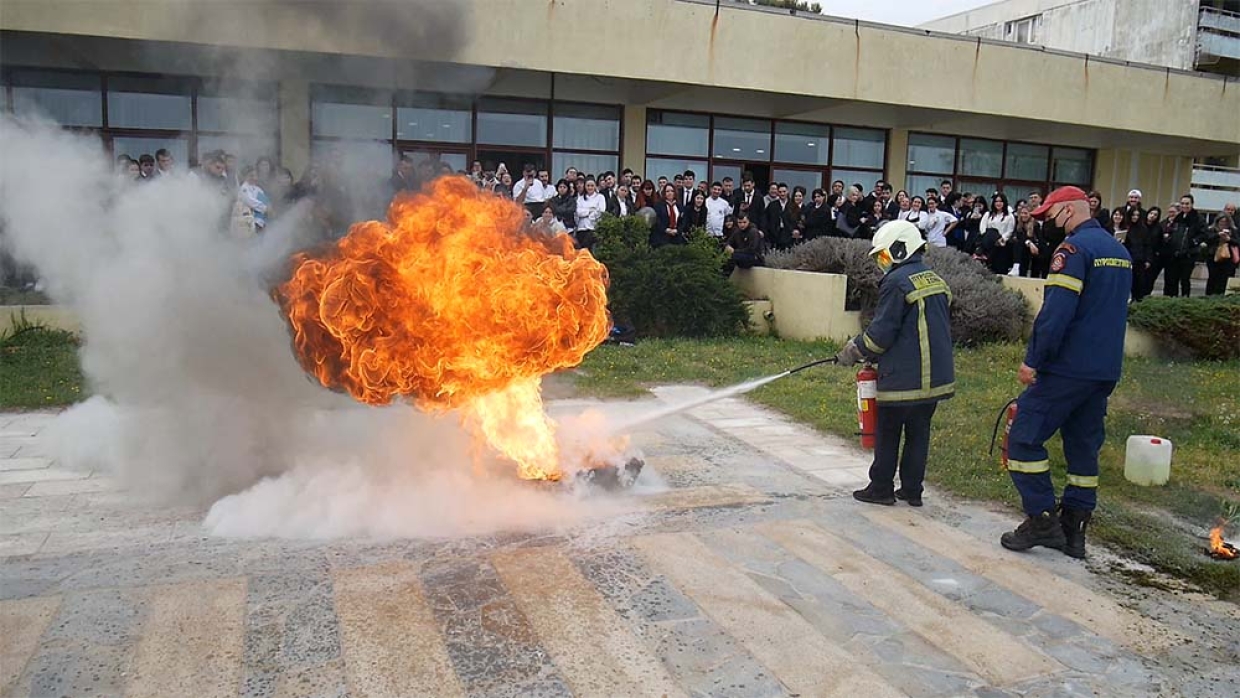 Εκπαίδευση πυρασφάλειας και σενάριο πυρόσβεσης.